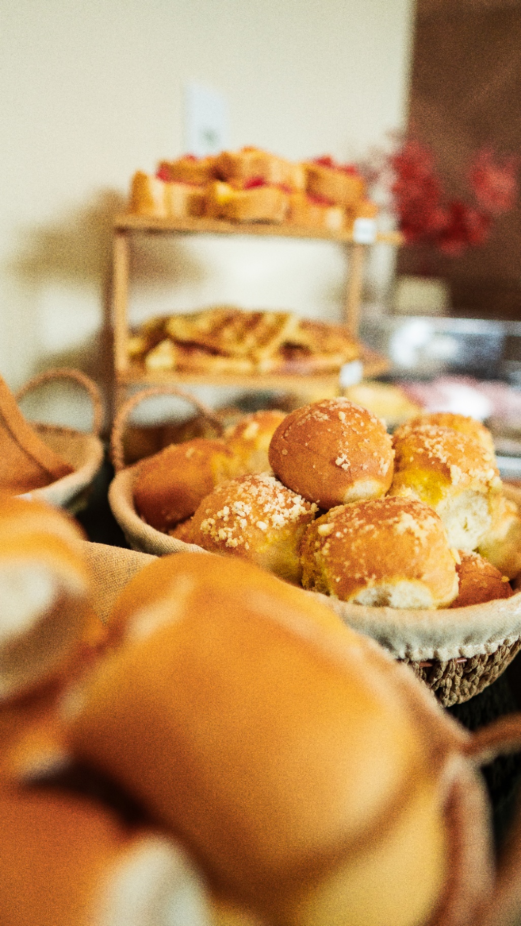 Pães quentinhos servidos no café